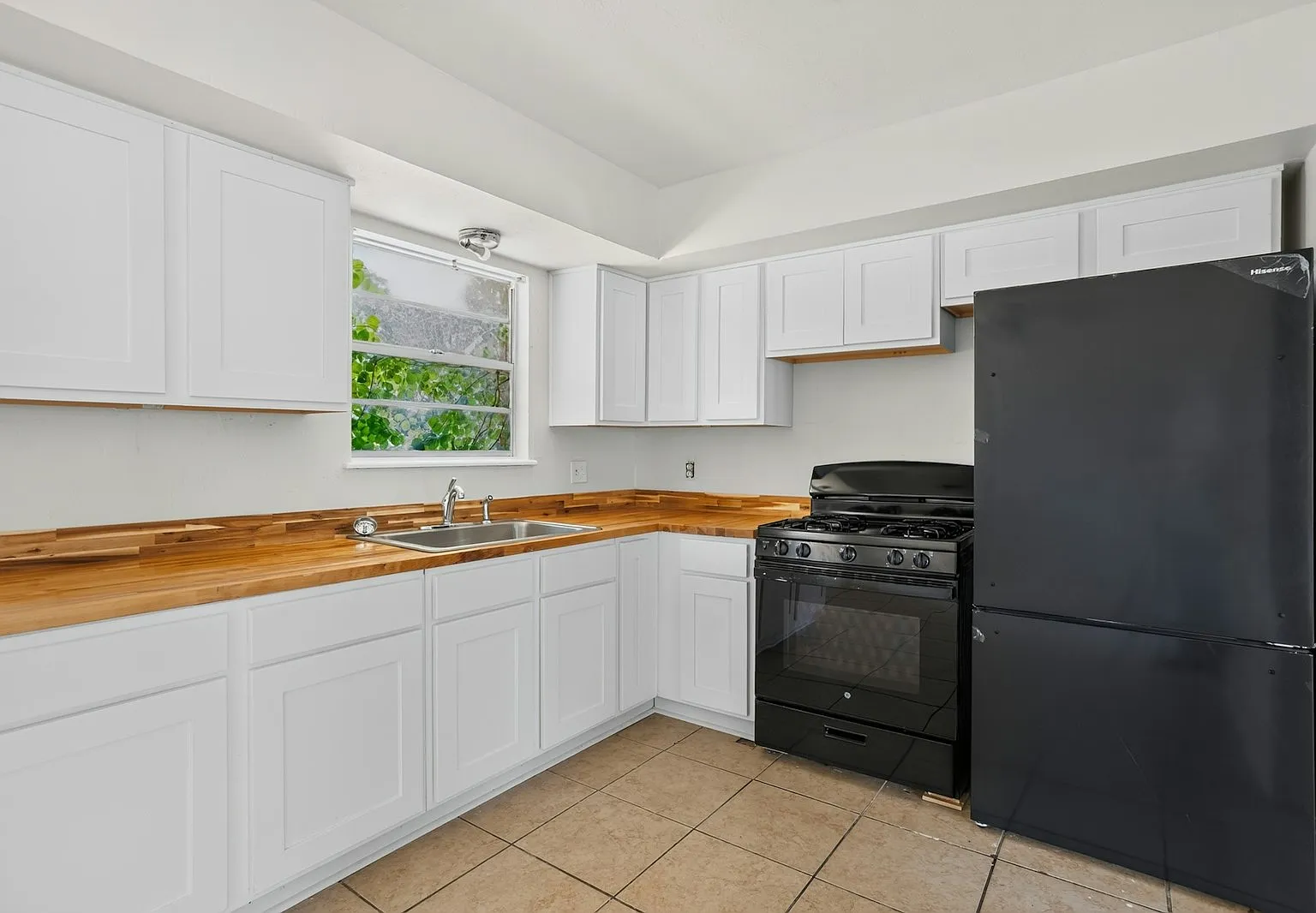 1004 Lotus Avenue — Photo 4
