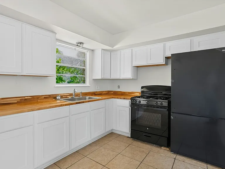 1004 Lotus Ave — Photo 4