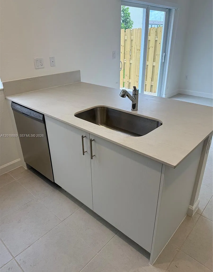 3 bed, 2.5 bath, $2,800 — Photo 1