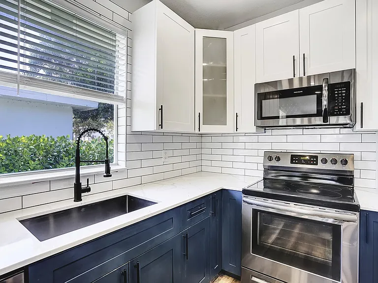 724 SW 9th St — Photo 6
