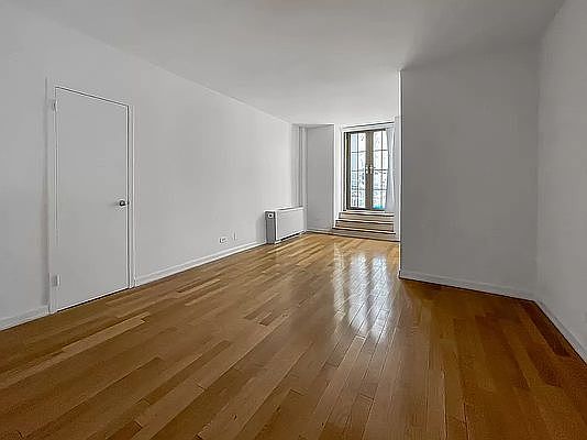 3rd image of 4 Park Ave APT 4F