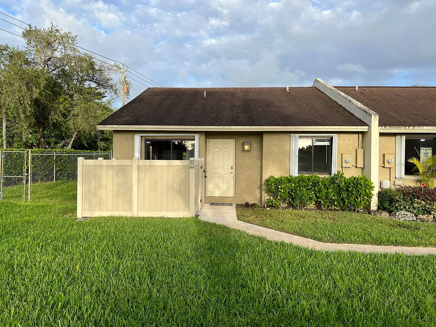 Updated two bedroom 2 Bath End unit! Lovely Boca Raton Community! — Photo 1