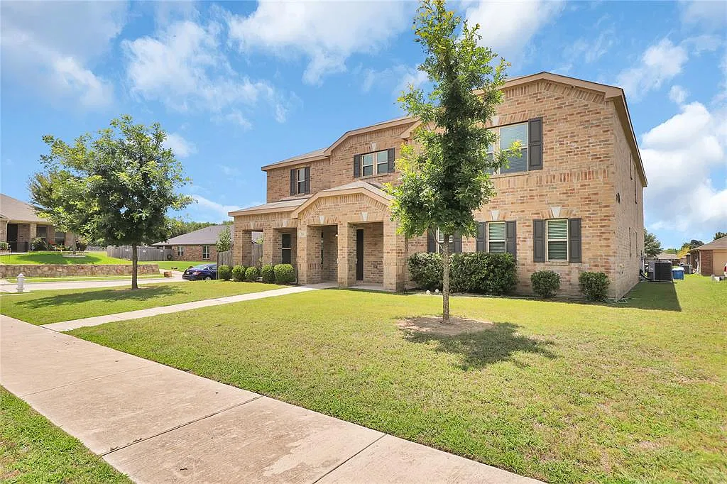 4 bed, 2.5 bath, 3392 sqft, $2,900 — Photo 2