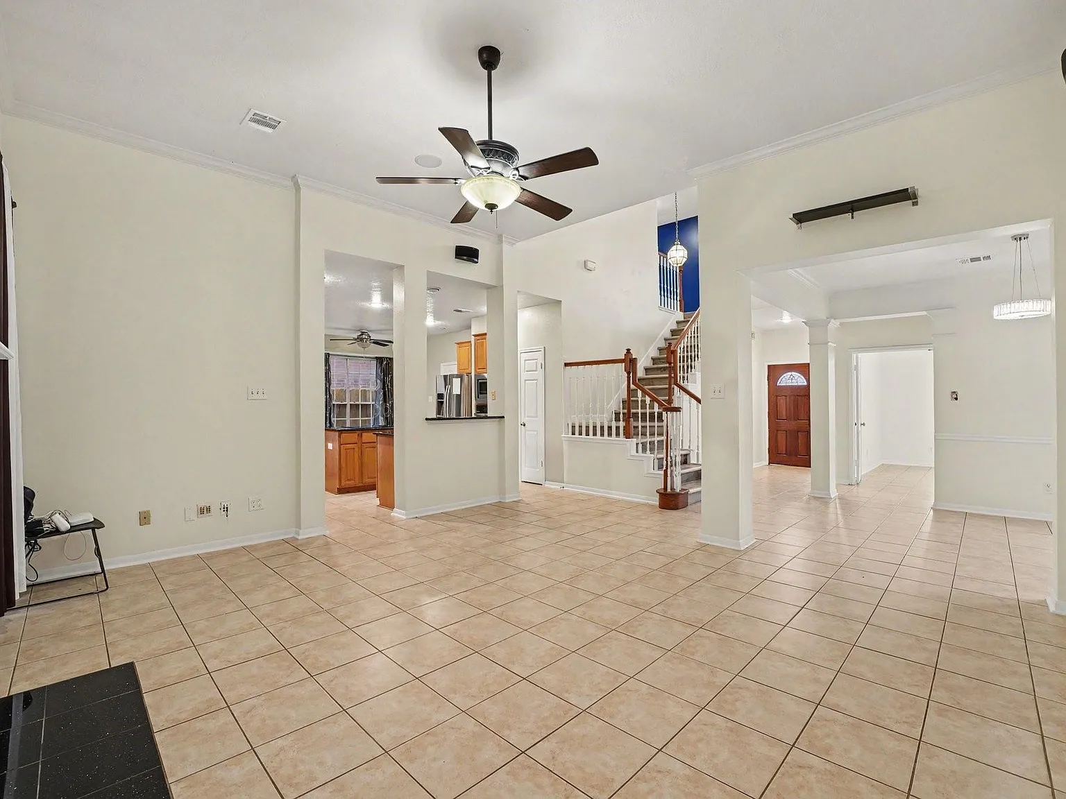 4 bed, 2.5 bath, 2403 sqft, $2,500 — Photo 4