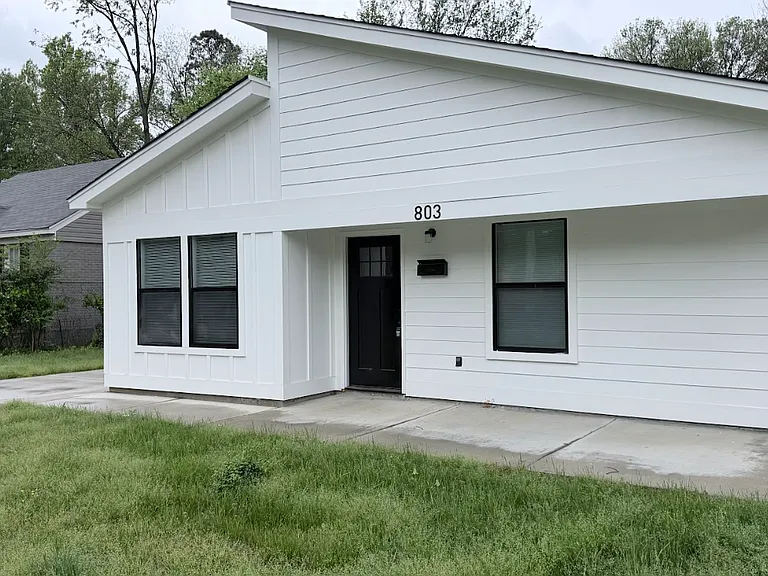 803 Goodwyn St — Photo 2