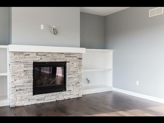2nd image of 152 Oakshire Dr E