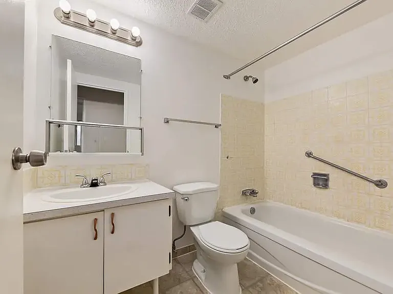 2327 Crestwood Dr SE — Photo 6