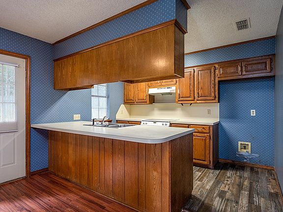 4th image of 2109 Pinkerton Dr