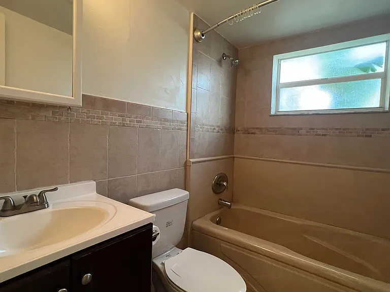 1301 NE 15th St #1 — Photo 8