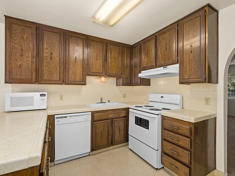Scottsmen Apartments — Photo 10