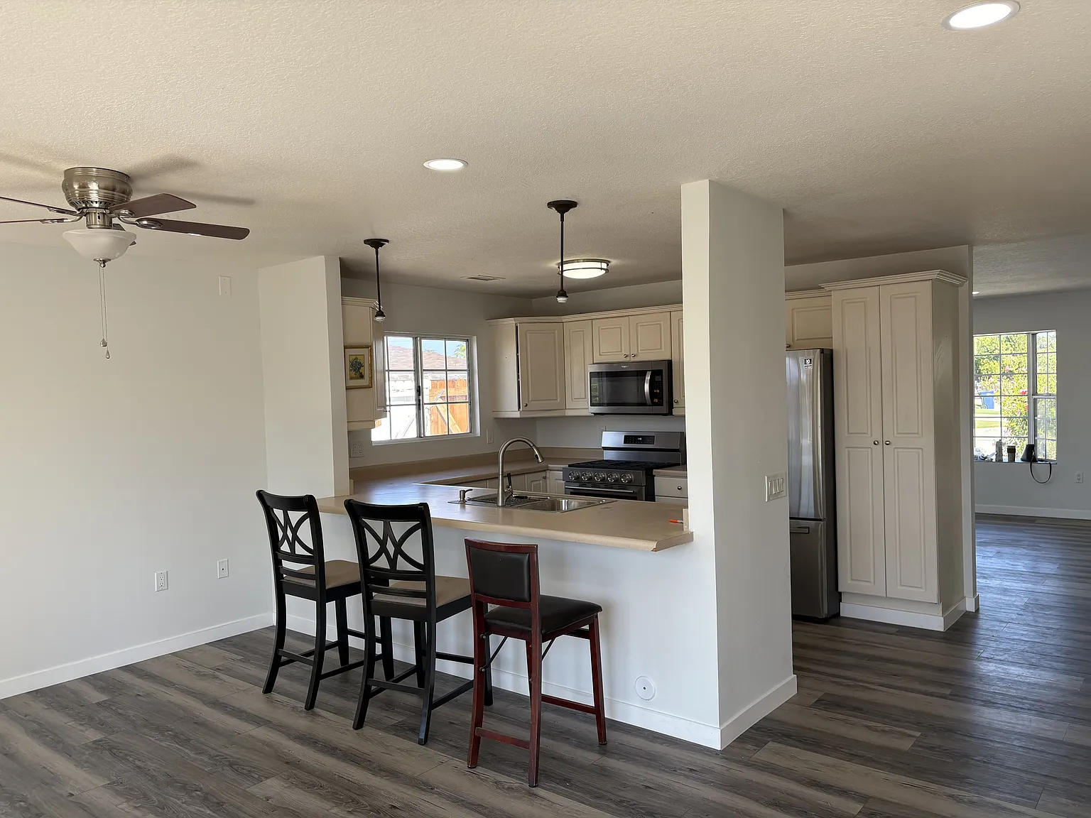 3 bed, 1378 sqft, $3,700 — Photo 3