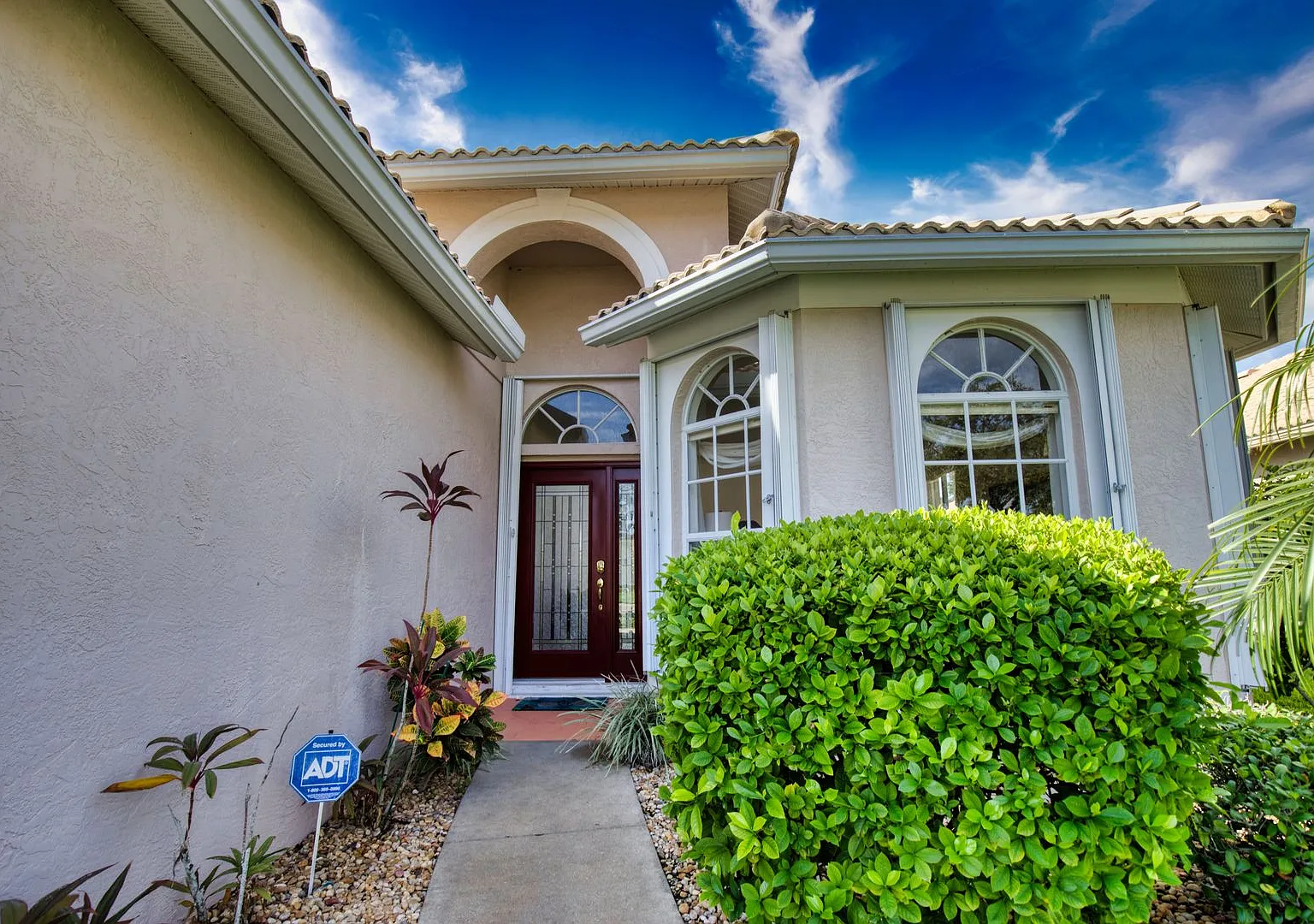 Seasonal Short-Term Single Family Pool Home in Pelican Pointe Golf & Country Club! — Photo 3