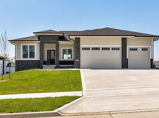 5016 152nd St, Urbandale, IA 50323