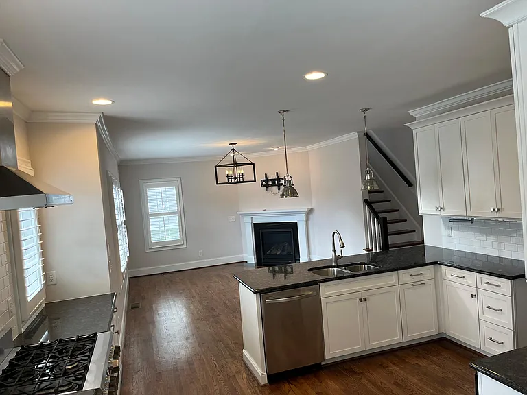 511 Devereux St — Photo 8