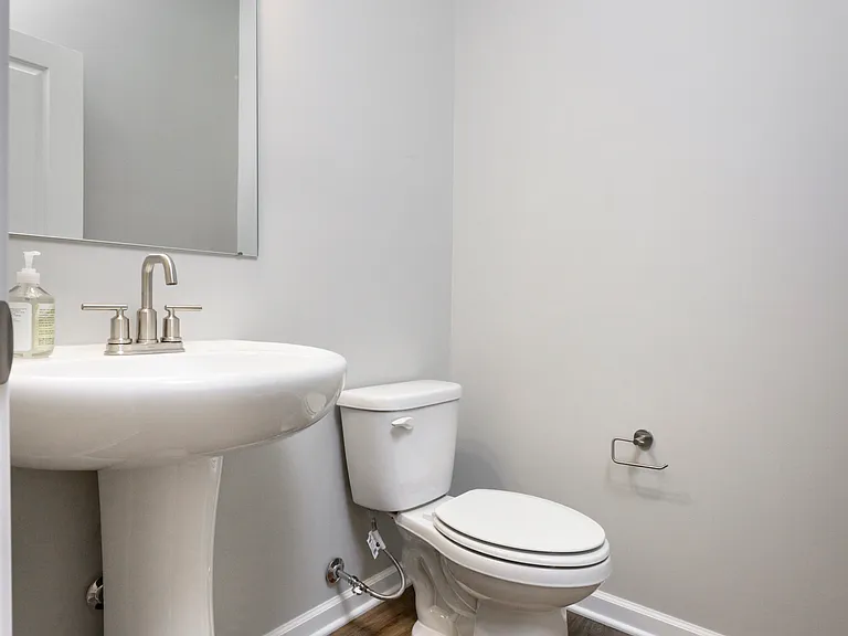 1573 Crest Dr — Photo 8