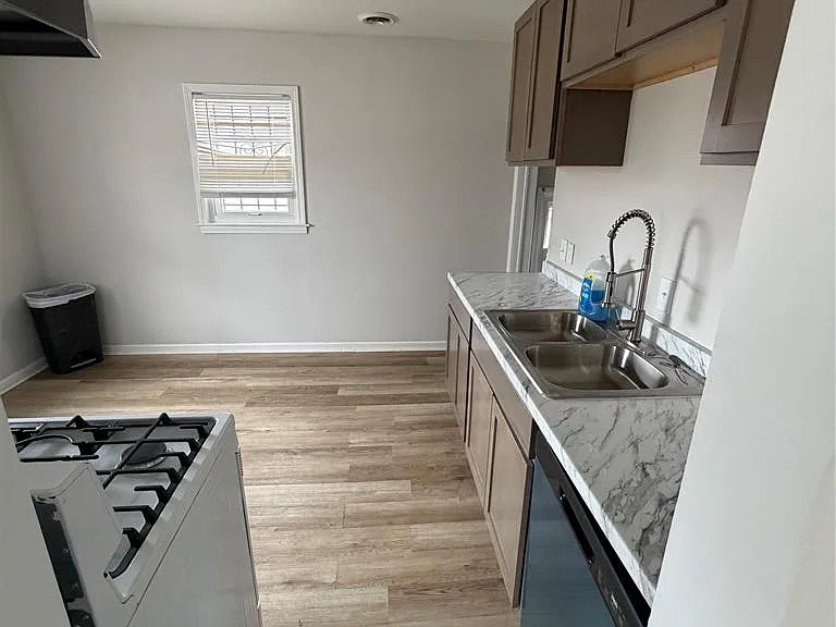 3887 Moore St — Photo 10
