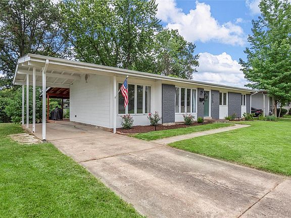 2nd image of 715 Pelican Ln