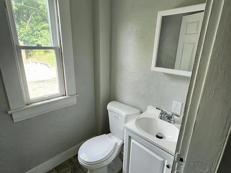 2370 Lagonda Ave — Photo 8