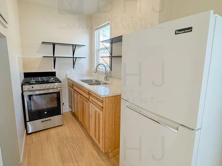 219 E Burkitt St — Photo 3