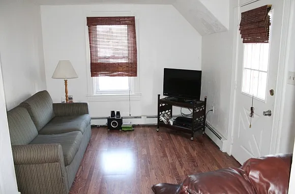 3 bed, 1.0 bath, 1000 sqft, $2,250 — Photo 3