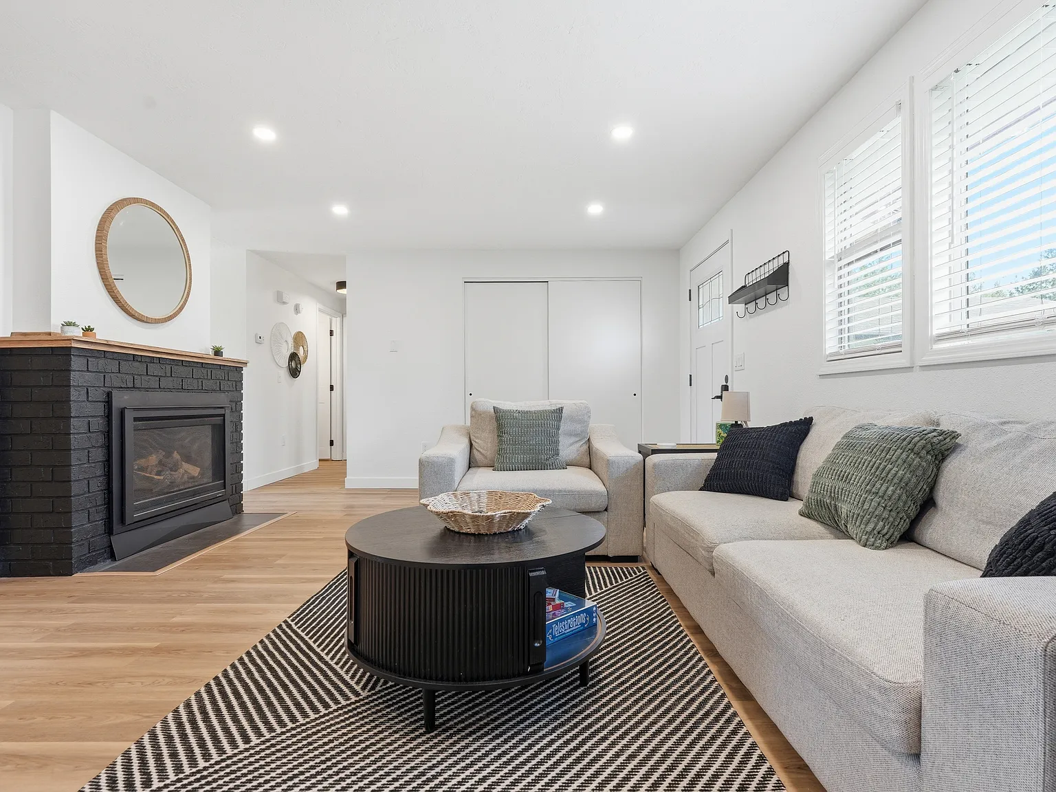 2 bed, 960 sqft, $2,100 — Photo 4