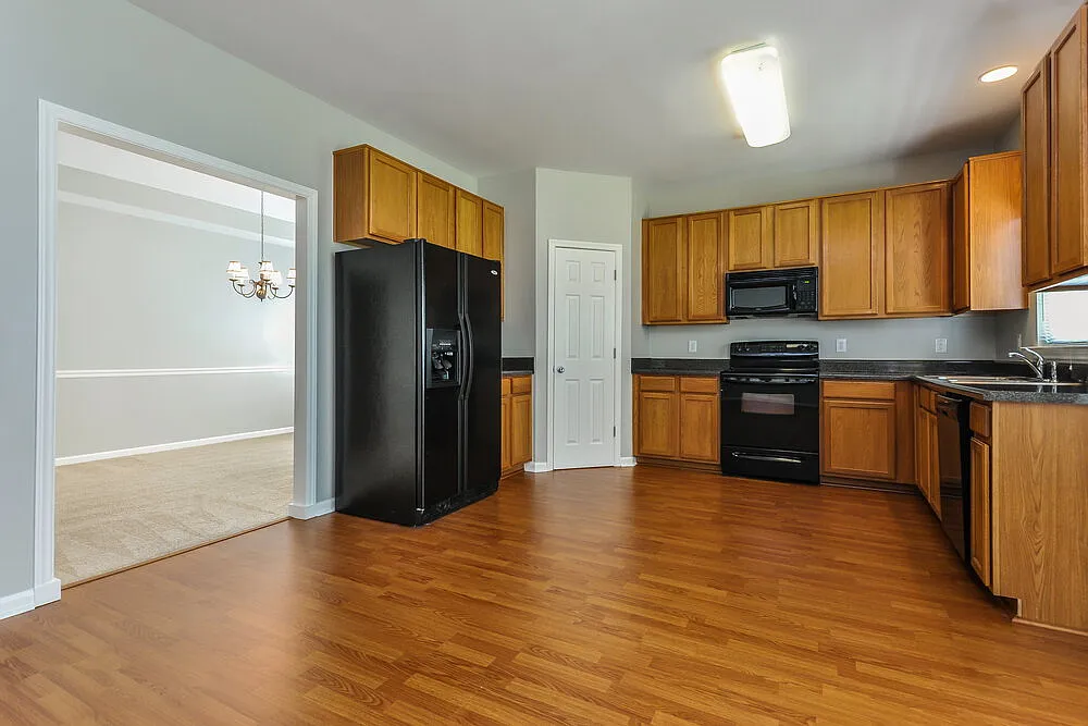 4 bed, 2.5 bath, 2881 sqft, $2,370 — Photo 4