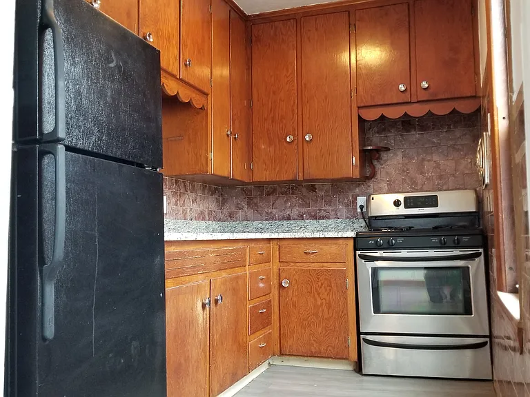  127 Burnside Ave 2ndFlr 2B/1B FreshPaint Spacious NewerFloors PetsOK — Photo 3