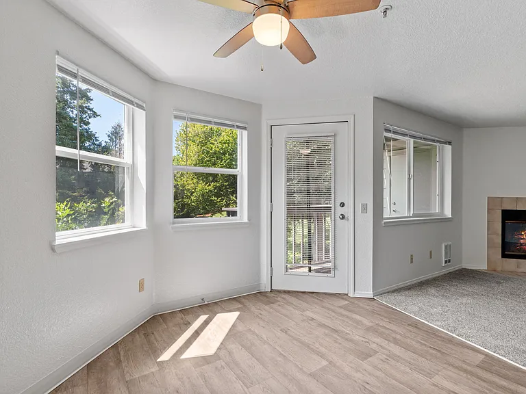 Creekside Apartments — Photo 33