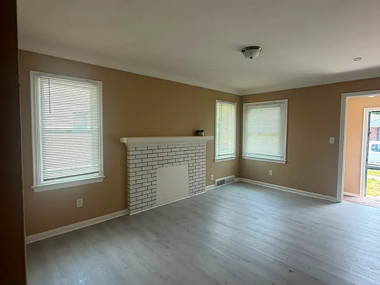 19325 Gable St — Photo 5