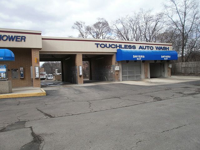 1st image of 900 Lake St