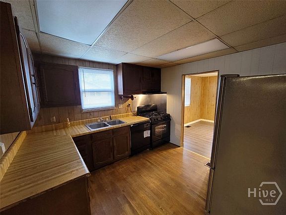 5th image of 127 Laurel St