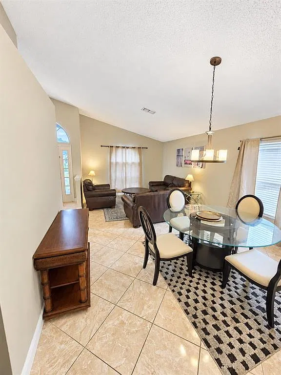 3 bed, 2.0 bath, 1902 sqft, $2,100 — Photo 3