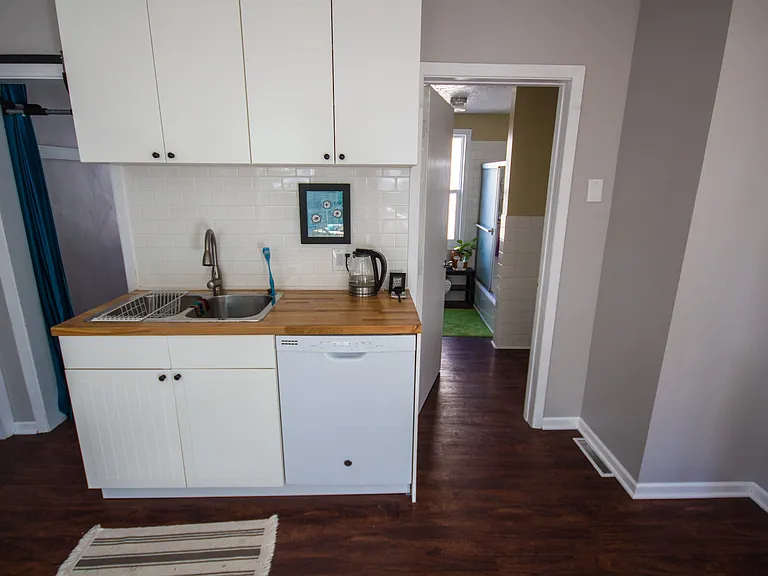 708 6th St NE #1 — Photo 4