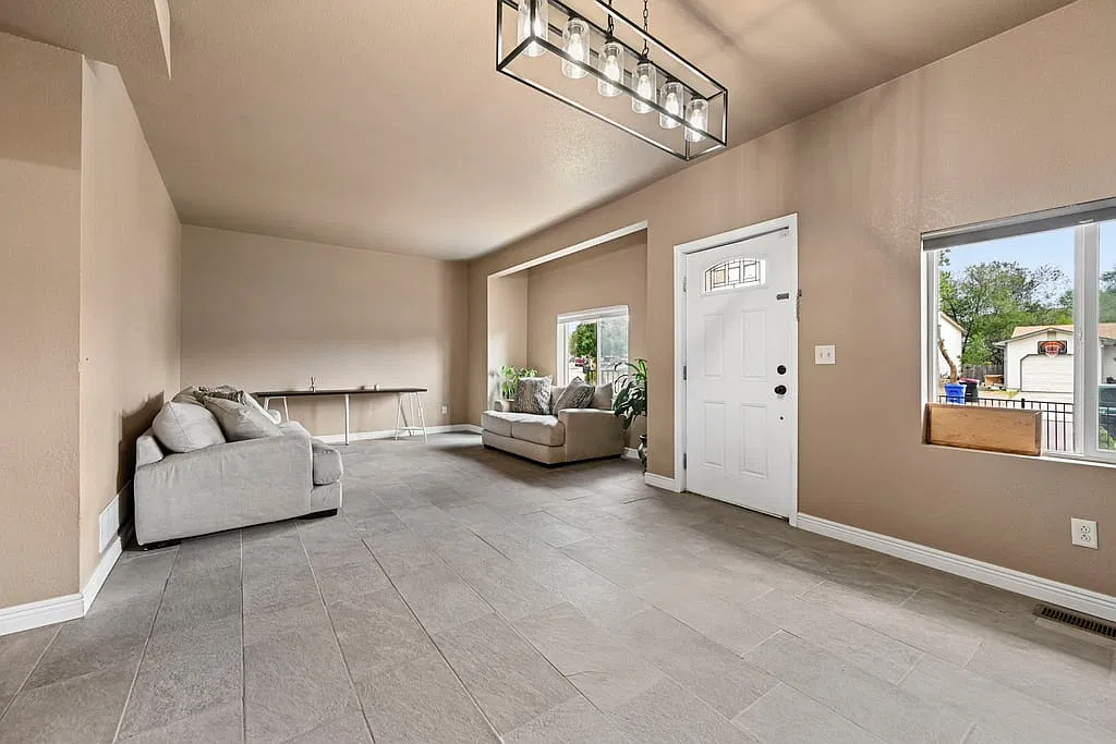 5 bed, 3082 sqft, $2,500 — Photo 2
