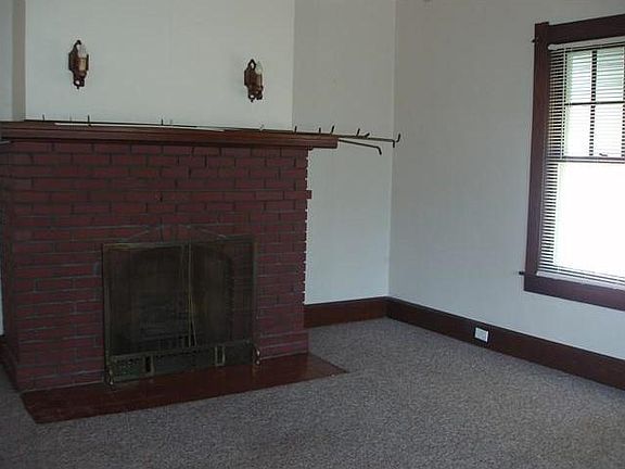 2nd image of 1014 W 8th St #Townhouse
