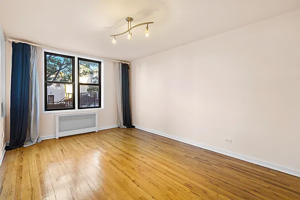 Sold by Thomas Lipovetsky, LREB | media 8