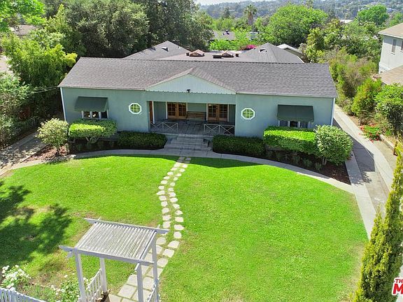 Huge well-maintained common front yard