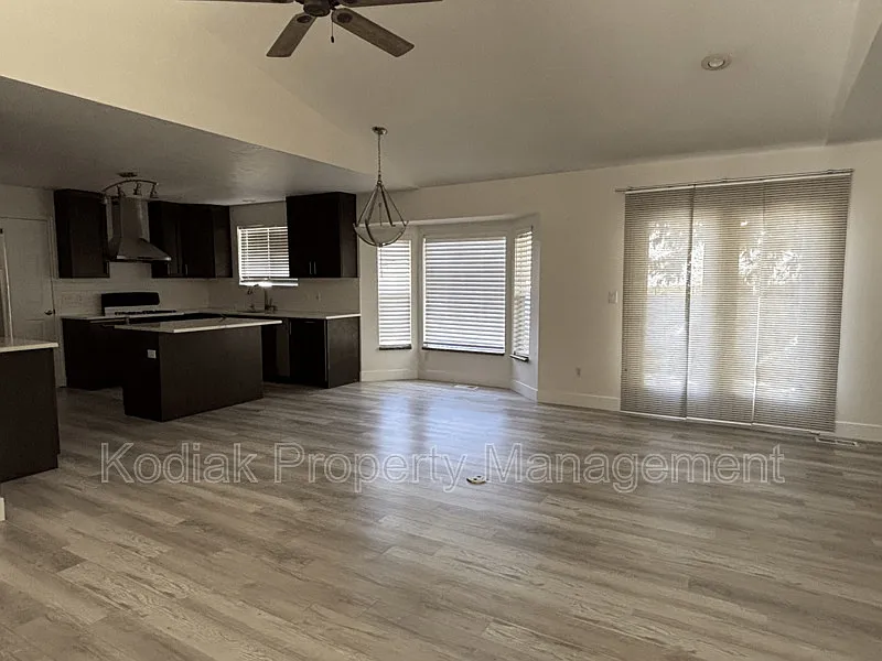 6 bed, 2.5 bath, 3168 sqft, $3,125 — Photo 4