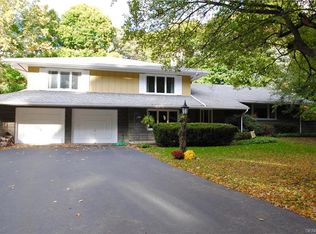 61 Carriage Ln, Rochester, NY 14617