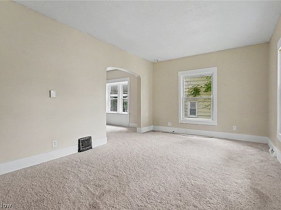 2nd image of 944 Redfern Ave