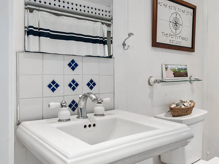 12 Girard Way — Photo 3