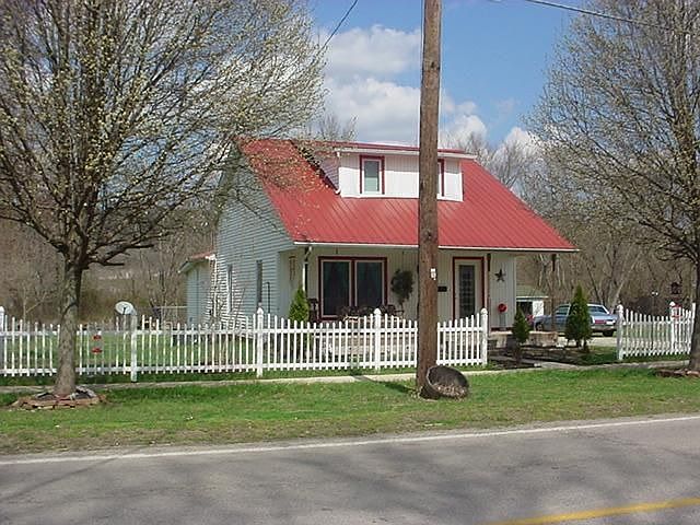 2nd image of 713 E 2nd St