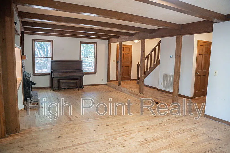 4 bed, 2.5 bath, 2207 sqft, $2,200 — Photo 4