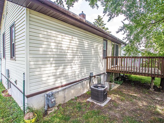 3rd image of 1120 8th Ave E