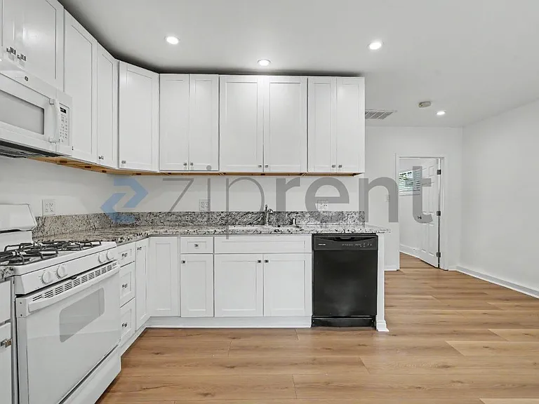 2039 Warren St — Photo 8