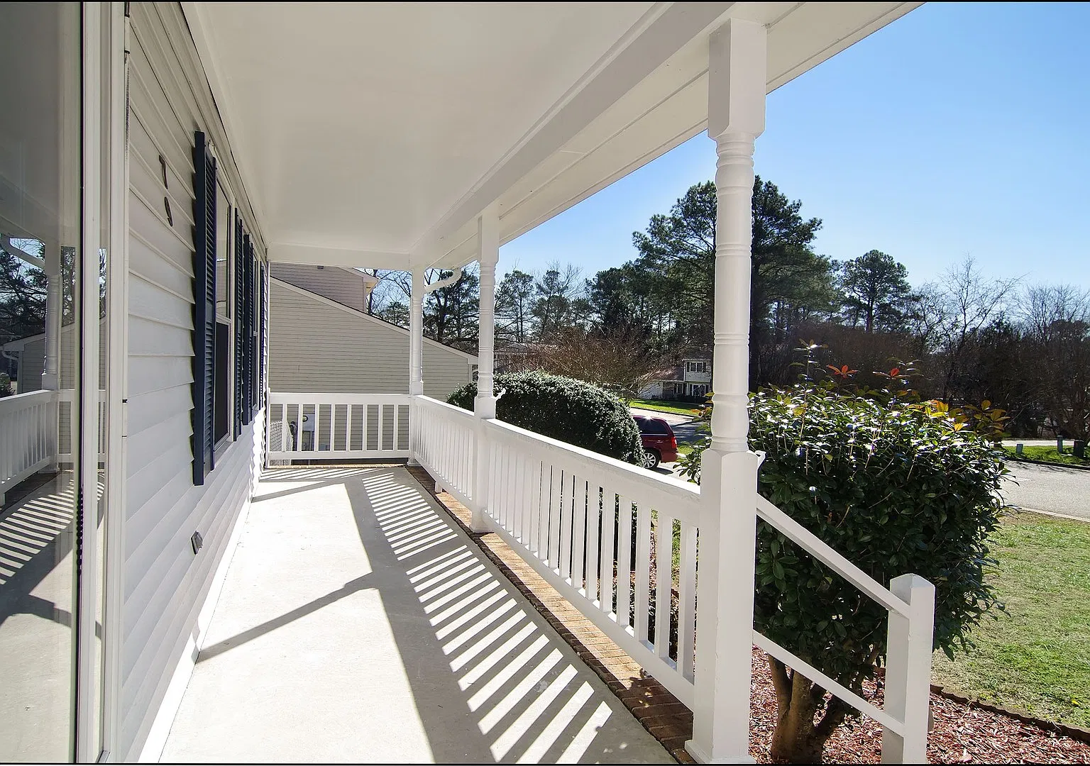 Spacious 3-Bedroom Home with Fenced Backyard in Denbigh Shores — Photo 3