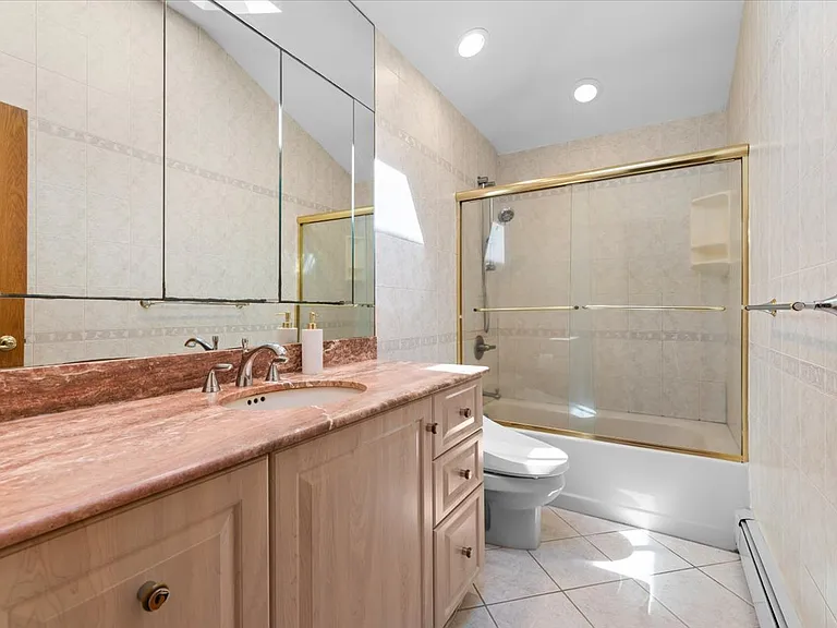 20 Pickwick Dr W — Photo 9