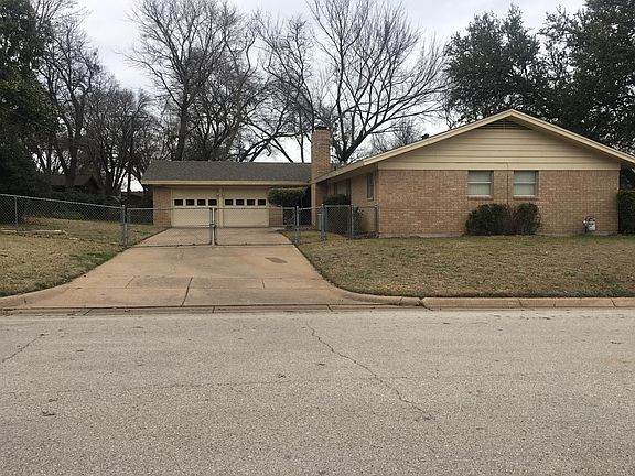 Side view of yard & gated driveway