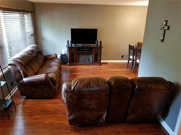 3rd image of 615 Saratoga Pl
