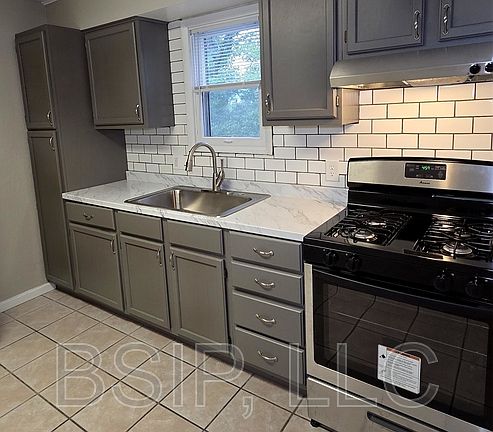 4th image of 1141 NE Chester Ave APT 2